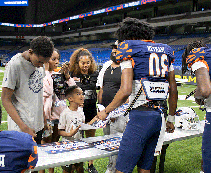 Slideshow: Roadrunners ring in Fiesta with annual <a href='http://uex6.rf518.com'>在线博彩</a> Football scrimmage
